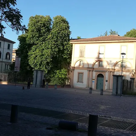 Di Fronte Alla Casa Di Carducci דירה *