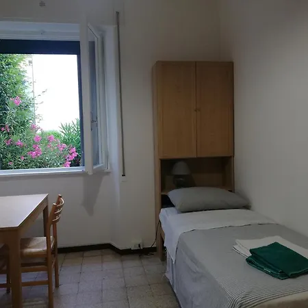 Di Fronte Alla Casa Di Carducci アパート