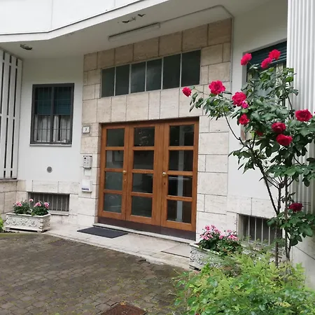 Di Fronte Alla Casa Di Carducci * Болонья
